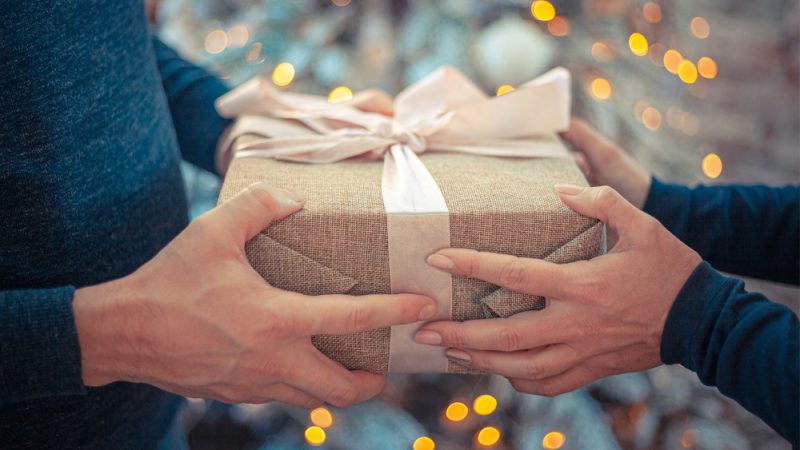 Celebrate First Anniversary by gifting Jewelry to Girlfriend