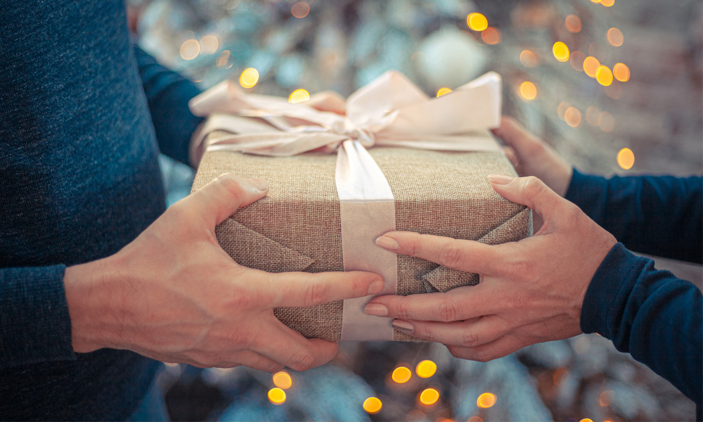 Celebrate First Anniversary by gifting Jewelry to Girlfriend